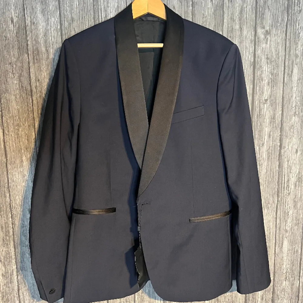 JL Tuxedo. Oanvänd. Köpt från Sample Sale. Storlek: 54L  . Kostymer.
