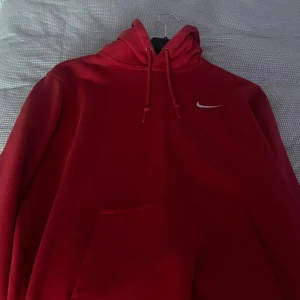 Röd nike hoodie - Skick 8/10 Org pris 829kr 
