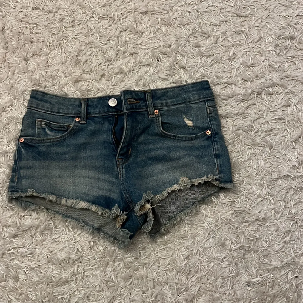Jeansshorts low waist dyng snygga tyvärr för små för mig❤️. Shorts.