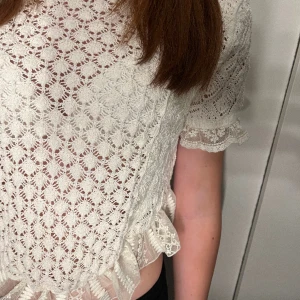 Virkad tröja men spets  - Säljer min fina Zara tröja då jag börjar tröttna på den🤍endast använd fåtal gånger och köpt i sommras