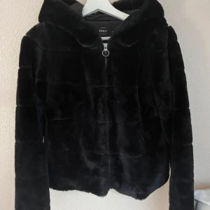 päls jacka - såå söt päls jacka från only!! Säljer för jag inte använder den längre☺️