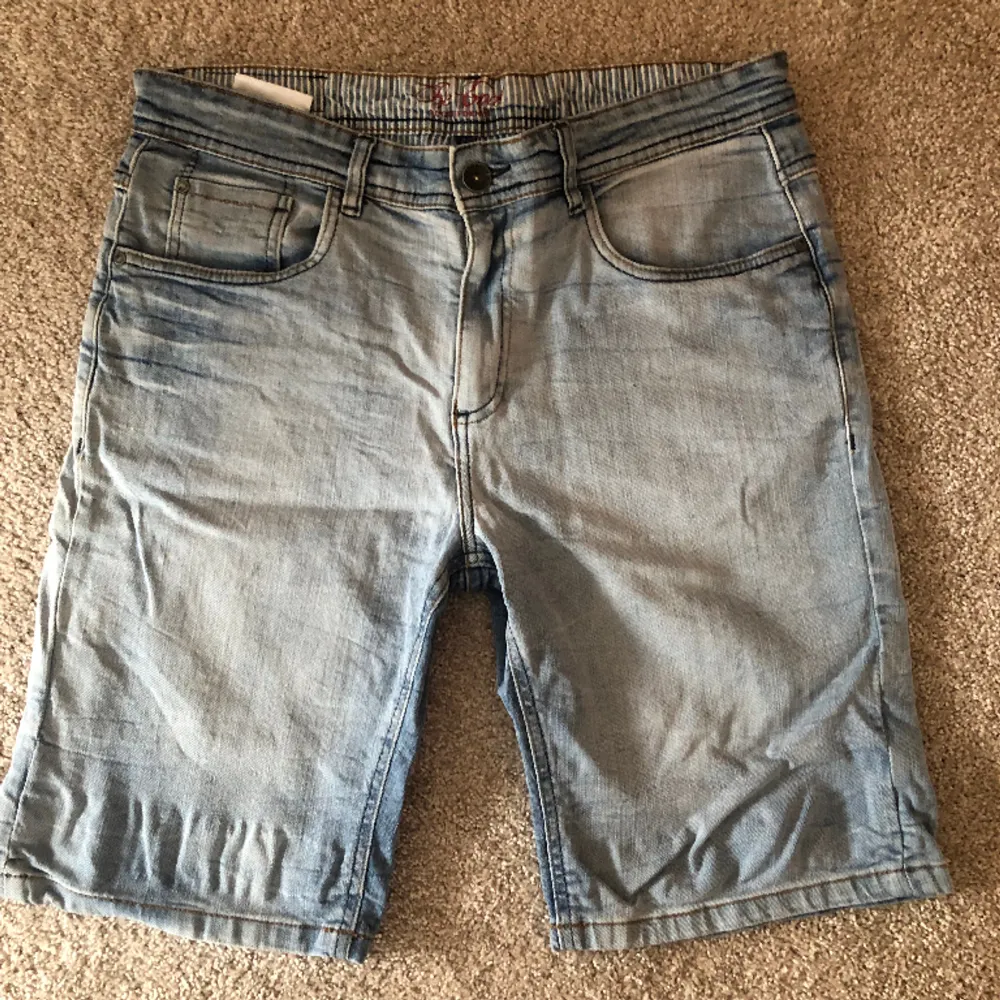 Jeans shorts   • Storlek medium  . Shorts.