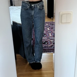 Weekday voyage straight leg jeans - Ett par vanliga raka mid waist jeans, säkert fyra år gamla men inga slitningar eller hål. De är 26/32 och ett av de få paren jeans som är hellånga på mig som är 178 lång. 