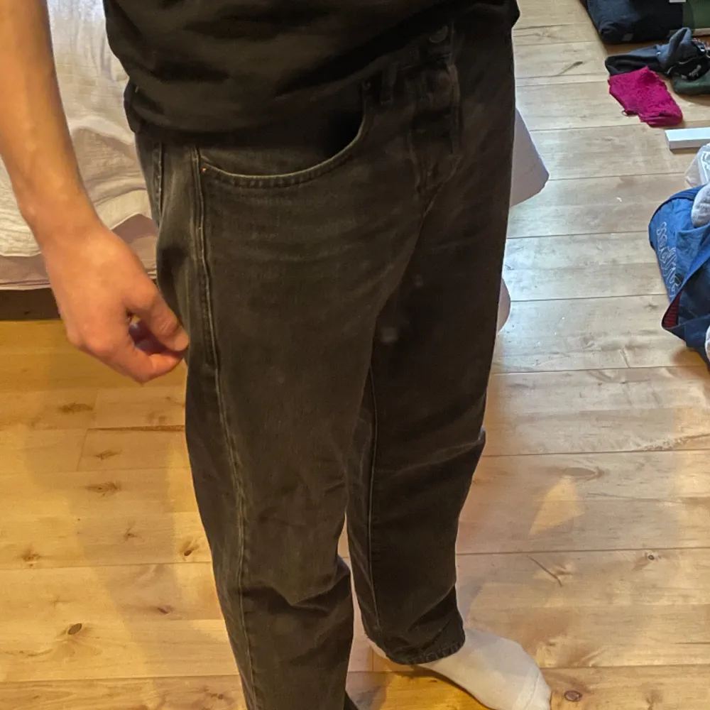 Svarta regular fit straight jeans från Diesel. Nypris 1600. Storlek mid (stod det på lappen men jag är ca. 1,83 så kolla bilden) i jättebra skick.. Jeans & Byxor.