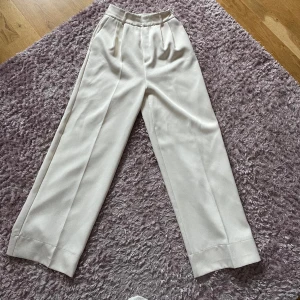 Vita kostymbyxor  - Vita kostymbyxor, långa på mig som är 170