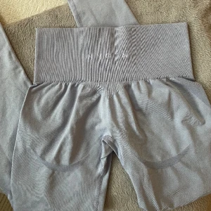 Nvgtn tights  - Säljer mina älskade nvgtn tights i storlek S då jag har för många.  Liten defekt som man kan se på bild 2 men inget som syns. Sitter OTROLIGT fint. 
