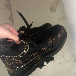 Guess skor - Säljer mina fina guess skor som jag knappast har använt. Är i god skick och går att style med allt. Köpt för 1500 i zalando och priset går att diskutera. 