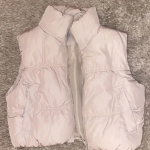 Väst - Bomullsväst från H&m, sitter inte snyggt på mig så vill bli av med den