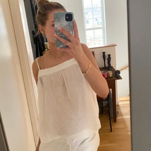 genomskinlig topp - Super fin typ genomskinlig topp ifrån H&M. Aldrig använd då den är lite stor för mig, köpt för 249 förra året🤍