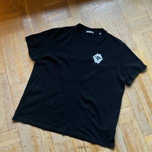 Our Legacy Box T - Shirt  Storlek: 48 / M  Skick: Gott skick , finns täcken på använding men inget man ser om man inte anstränger sig 
