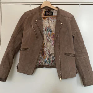 Mockajacka Jofama - Mockajacka från Jofama by Kristine Ullebø. Sparsamt använd, lite missfärgning på insida ärmen. 