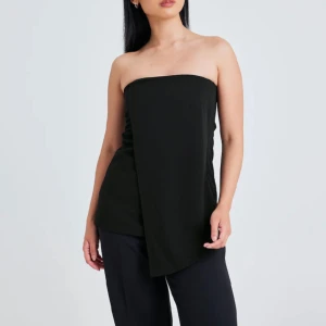 Bikbok bandeau  - Helt ny bandeau topp från bikbok! Så snygg och sitter så skönt, säljer då jag valde en annan storlek! Nypris 299kr