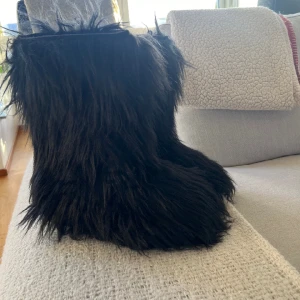 Fluffiga boots -  Helt oanvända fick dem i julklapp då det är då det inte är min stil längre så säljer jag dem . 🐾