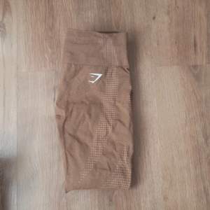 Ett par ljusbruna/beiga tights från Gymshark🦈 Normal benlängd, nyskick! 200kr +58kr frakt (spårbart med postnord) 📦