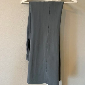 Blå kostymbyxor zara.  - Något kort i benen till mig som är 177 cm. 