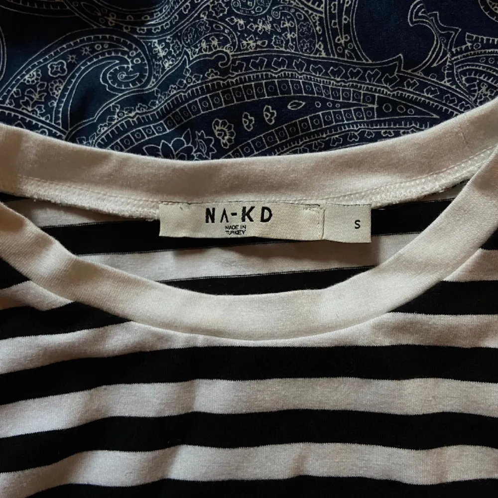 Basic vit/svart-randig tröja från NA-KD, aldrig använd.  Storlek S. Mitt pris 95kr.. Tröjor & Koftor.