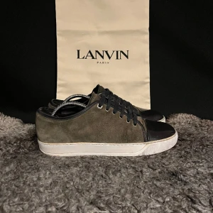 Lanvin - Vi säljer ett par riktigt feta Lanvins i en riktigt unik grå grön färg🤩 Skorna är i mycket bra skick och Dustbag medföljer💯 Vid funderingar/fler bilder är det bara att höra av sig🤙 