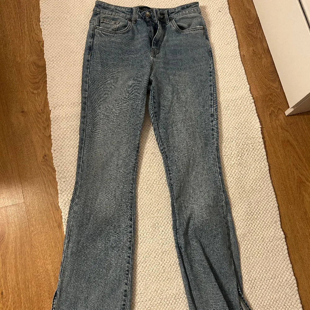 Såå snygga jeans från Vero Moda med en slits nedtill, strl EU 28/32 passar mig som vanligtvis har M/38. Säljer då dom är lite för korta på mig som är ca 170cm. 😩. Jeans & Byxor.