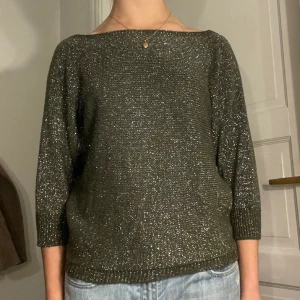 Trekvartsärmad tröja - Grönglittrig trekvartsärmad stickad tröja med rosett i ryggen. Sitter som en 36/38. 250kr💕