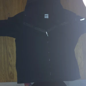 Nike tech svart - Köpt från JD skick 8/10 säljer då jag har annan stil