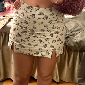 Super söt kjol! - Denna jättegulliga kjol var min favorit kjol men har tyvärr blivit för liten där av kan jag inte ta några fler bilder och dragkedjan inte gick och stänga. Men den är från zara med väldigt bra material och kvalitet!💗💗