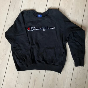 Champion tröja / sweatshirt - I princip oanvänd Champion sweatshirt. Tvättad en gång.   Legat nerpackad i plastlåda så därför skrynklig.   Tvättar parfymfritt och utan sköljmedel. Katt finns i hemmet. 