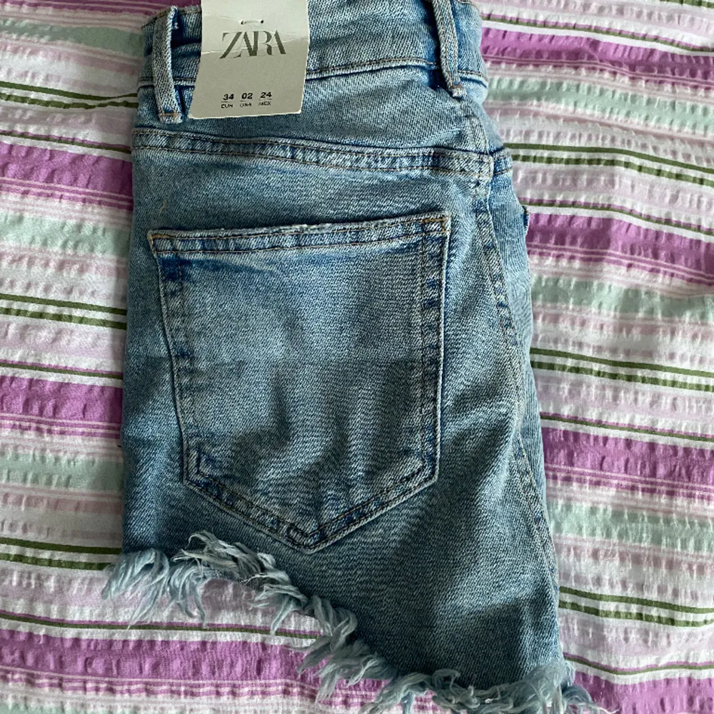 Jeansshorts från Zara med prislapp kvar. Aldrig använda och i bra skick. Pris går att diskutera🩷Nypris 229🩷. Shorts.