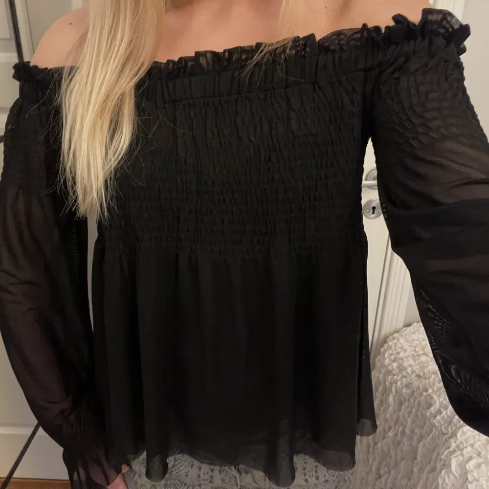 Såå fin blus som it säljs längre från Gina, i jättefint skick! Funkar både till vardags och finare tillfällen🥰🥰. Blusar.