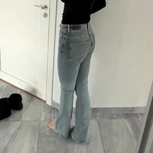 Bootcut jeans - Assnygga blåa bootcut jeans. Säljer pga för små. Strl S, jag är 177🩷
