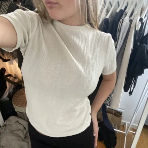 Ljusbeige topp - !!!!TRYCK INTE PÅ KÖP NU!!! Frakt: 66kr  Superfin ljusbeige topp🤎 finns en liten fläck som knappt syns, som säkert går bort i tvätten. Använd få gånger🫶