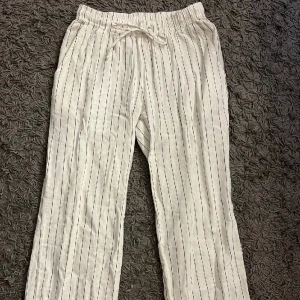 Midwaist linnebyxor  - Linnebyxor från Madlady i storlek 34, endast använda ett fåtal gånger.  200 kr, hämtas i Kalmar eller skickas mot fraktkostnad.