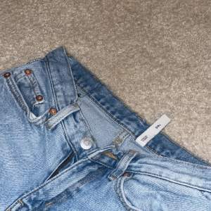 Snygga jeans från weekday i modellen twig. Dem är midwaist i storlek 26/30.