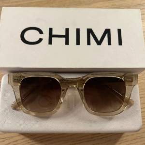 Snygga Chimi glasögon i väldigt bra skick! Bara att skriva vid frågor! Färg Ecru 