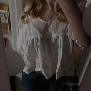 Blus - Köpte denna top från lager men har nästan aldrig använt. Säljer den nu då den bara ligger i garderoben men den är i bra skick. Skriv gärna om du har frågor eller vill ha bättre bild.