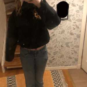 Kort jacka - En kort jacka ifrån hm köpt för ca 700-800 kr och är endast andvänd några gånger, säljer pga kommer inte till andvändning storlek xxs men passar upp till s