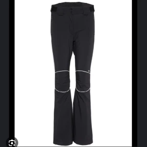 J.Lindeberg skidbyxor  - Jättefina skidbyxor för dam. Helt nya med lappen kvar. Verkligen skönt material och bekväma att ha på. 