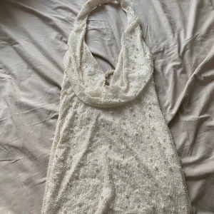 Vit Oh polly klänning - Har haft på mig den 1 gång och det var på min födelsedag sedan dess så har jag inte haft någon använd till klänningen.  Ny pris 1200kr 