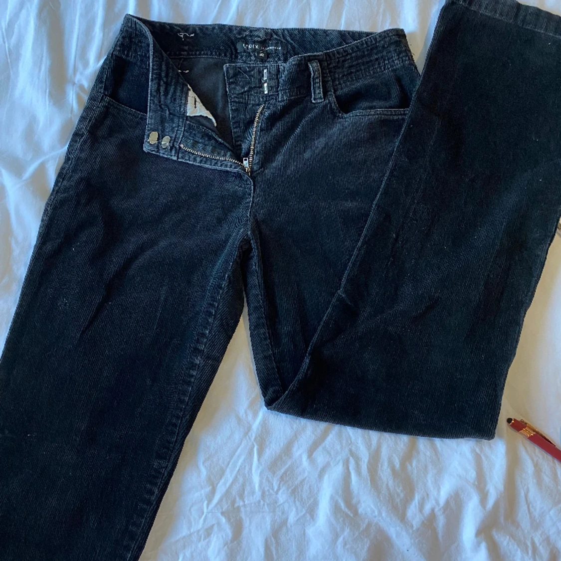 Svarta ribbade ”finare” jeans  - 91