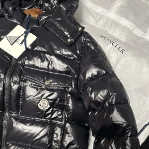 Moncler jacka  - Säljer denna åt min kompis då den var för liten för han. Storlek 3 och motsvarar large men för nån som är 195 och bredaxlad så passa den ej. Lappar å allt finns kvar!