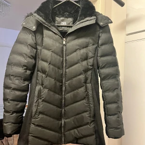 Svart jacka - Jackan har inga skador och är inte trasig.