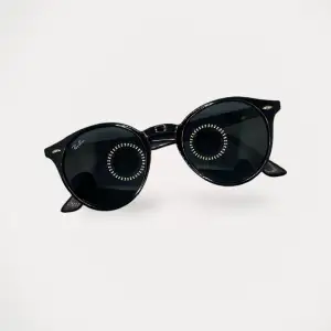 Solglasögon från Ray-Ban, modell 2180.  Storlek: 4921 Material: Plats Nypris: 3000 SEK Använd, men utan anmärkning.  Kommentar från säljaren: Solglasögon Ray Ban 2180