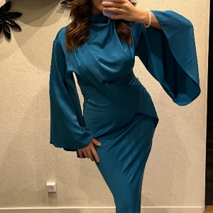 Finklänning   - Säljer min otroligt fina klänning😍köpt på Asos  