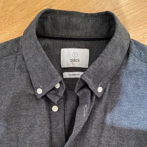 Oxford skjorta - Bläck - Säljer nu min asfeta Oxfordskjorta från bläck. Använts sparsamt och finns få tecken på användning. Har tailored fit så sitter lite mer slimmat. Nypris är ca.800 kr. Hojta till om du har några frågor eller vill ha mer bilder 