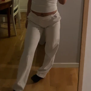 Vita kostymbyxor  - Säljer mina vita kostymbyxor pga att dem är förstora. 