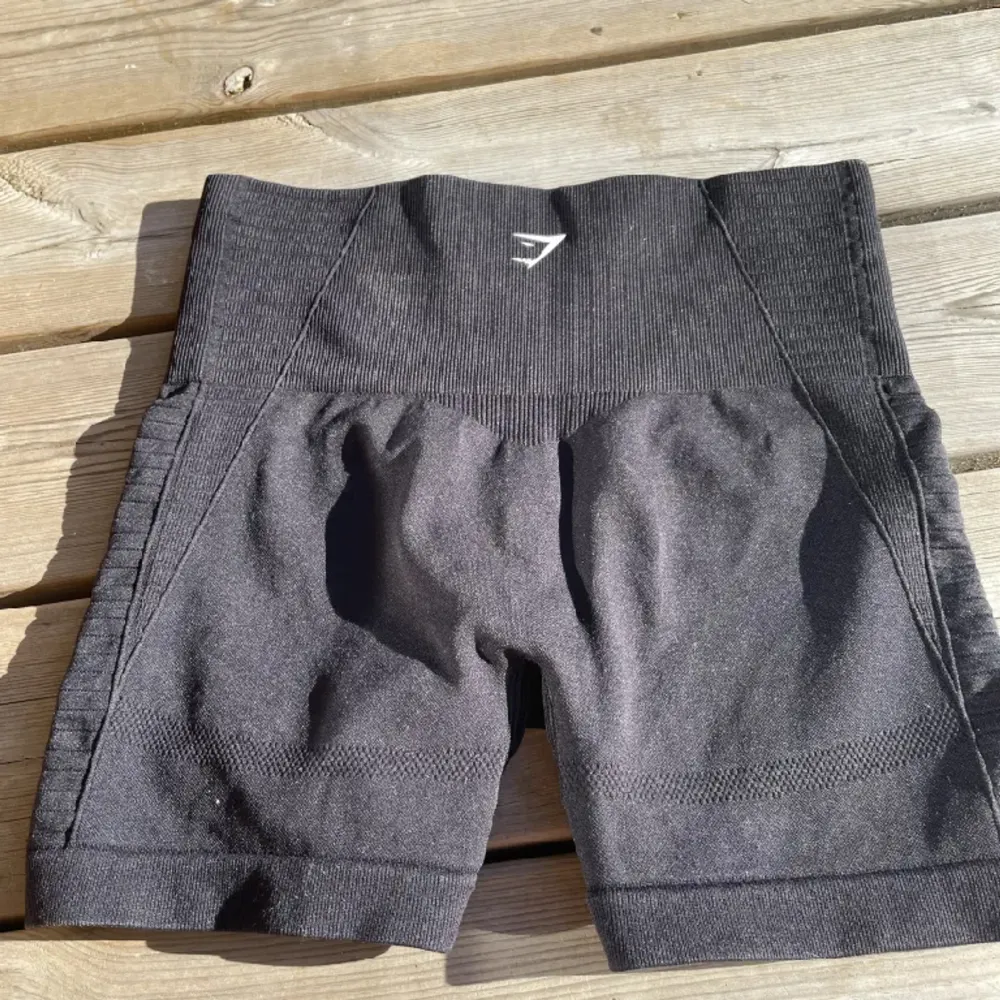 Snygga gymshark shorts som inte används, nästan i nyskick 🤩 passar mellan xs-s då dom är väldigt stretchiga! tryck på köp nu!💕. Shorts.
