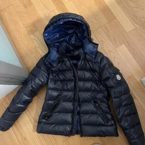 Moncler jacka bady - INTRESSEKOLL på denna moncler jacka i modellen bady, den är i storlek 0 vilket motsvarar xs/s. Inga defekter utom att lappen inuti gått av men den skickas såklart med jackan. Äkthetskontrollerad och bevis finns. (Egna bilder)