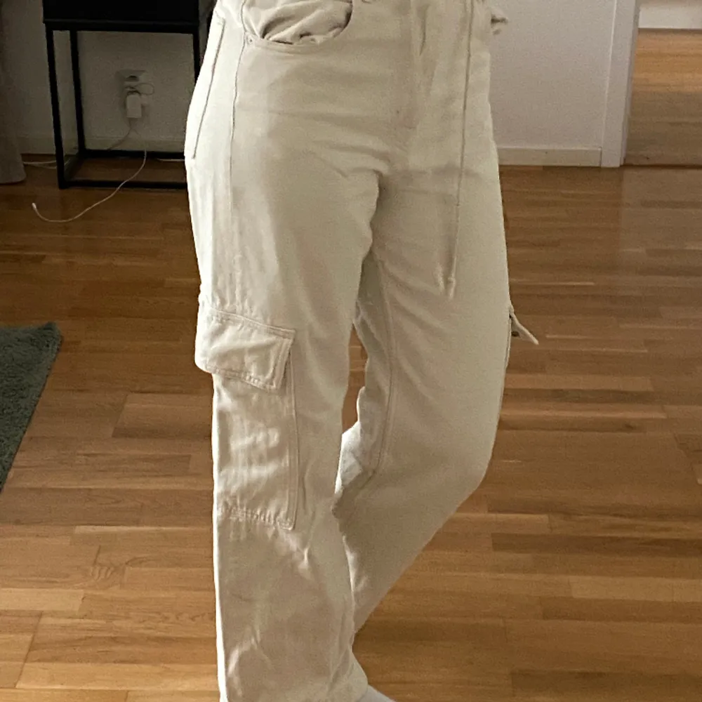 Ett år tjocka ”cargo” byxor i beiget från weekday! Mycket bra skick! Jag är 175cm lång!. Jeans & Byxor.