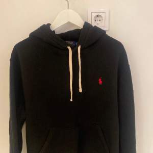 Ralph Lauren hoodie i färgen svart Storlek M  Finns inga defekter 