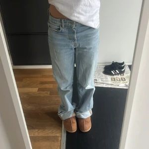 Baggy jeans  - Skit coola baggy mid waist jeans från zara. Jag själv brukar dra ner dom till lowwaist. 🌟stl 32 men passar 36 