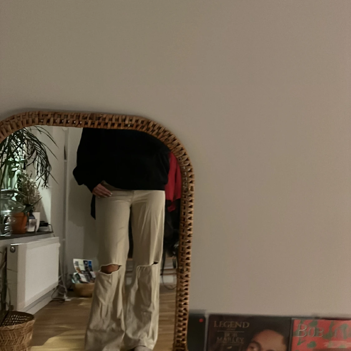 BEIGEA JEANS MED HÅL